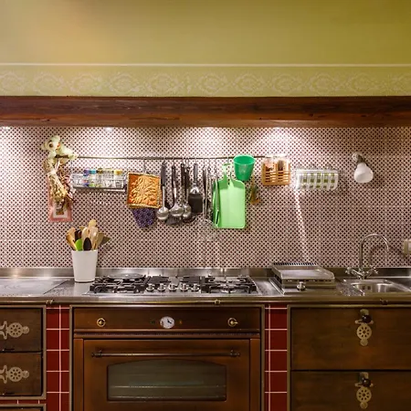 La Tana Del Ghiro 18, Emma Villa *