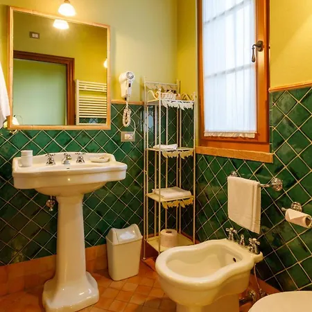 La Tana Del Ghiro 18, Emma Villa *